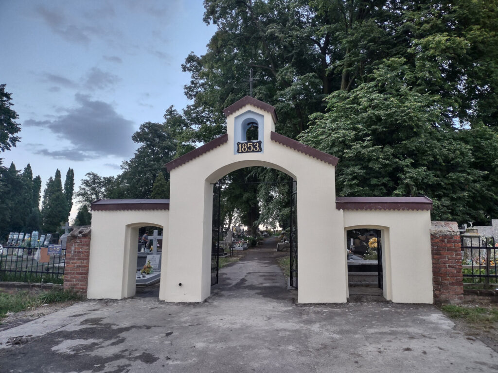 1.Brama cmentarz Zakrzówek